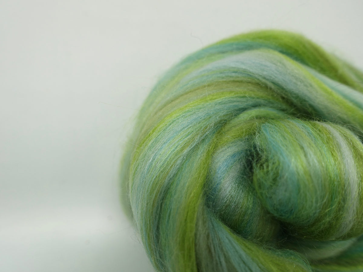 Des Papes- Superfine Merino & Tussah Silk- Tour de Fleece. 50g (DHG)
